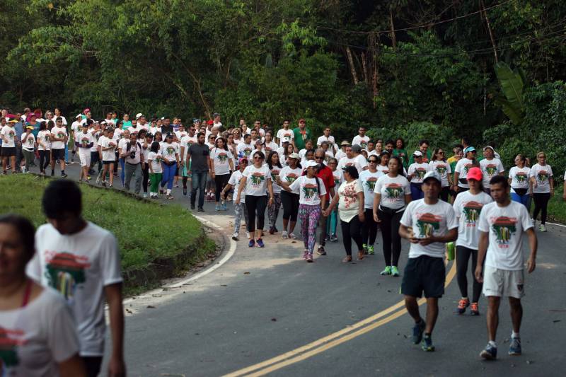 “Foi uma semana produtiva, de muito trabalho, de interação com a sociedade, e culminou com a caminhada sustentável (foto), que por sua vez foi extremamente bem-sucedida para mostrarmos que sustentabilidade também envolve saúde”. As palavras do titular da Secretaria de Estado de Meio Ambiente e Sustentabilidade (Semas), Thales Belo, encerraram uma programação vasta do Governo do Pará em alusão à Semana Mundial do Meio Ambiente.

FOTO: SIDNEY OLIVEIRA / AG. PARÁ
DATA: 09.06.2018
BELÉM - PARÁ <div class='credito_fotos'>Foto: Sidney Oliveira/Ag. Pará   |   <a href='/midias/2018/originais/bcd23968-ad82-4b51-9479-09f8f24bbedb.jpg' download><i class='fa-solid fa-download'></i> Download</a></div>