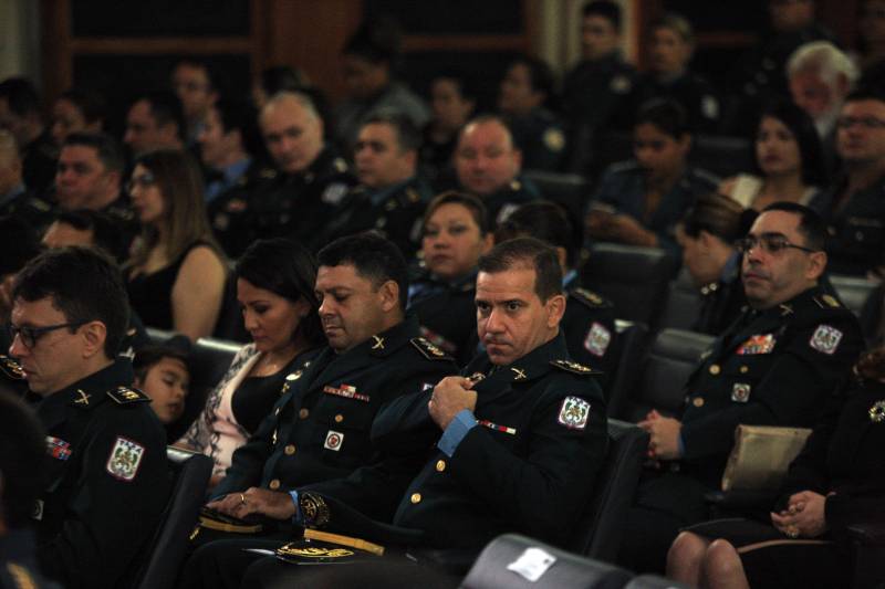 A Secretaria de Estado de Segurança Pública e Defesa Social (Segup), por meio do Instituto de Ensino de Segurança Pública (Iesp), realizou, nesta quarta-feira, 28, no auditório do Ciaba, as formaturas das turmas do Curso Superior de Polícia e Bombeiro Militar CSPBM/2018- Especialização em Gestão Estratégica e Defesa Social e dos cursos de Aperfeiçoamento de Oficiais- CAO/2018 da Polícia Militar do Pará e do Corpo de Bombeiros Militar do Pará- Especialização em Defesa Social em Cidadania.

FOTO: SIDNEY OLIVEIRA / AG. PARÁ
DATA: 28.11.2018
BELÉM - PARÁ <div class='credito_fotos'>Foto: Sidney Oliveira/Ag. Pará   |   <a href='/midias/2018/originais/bcd28d80-bf0a-4e28-8cb0-a4277006ecf3.jpg' download><i class='fa-solid fa-download'></i> Download</a></div>
