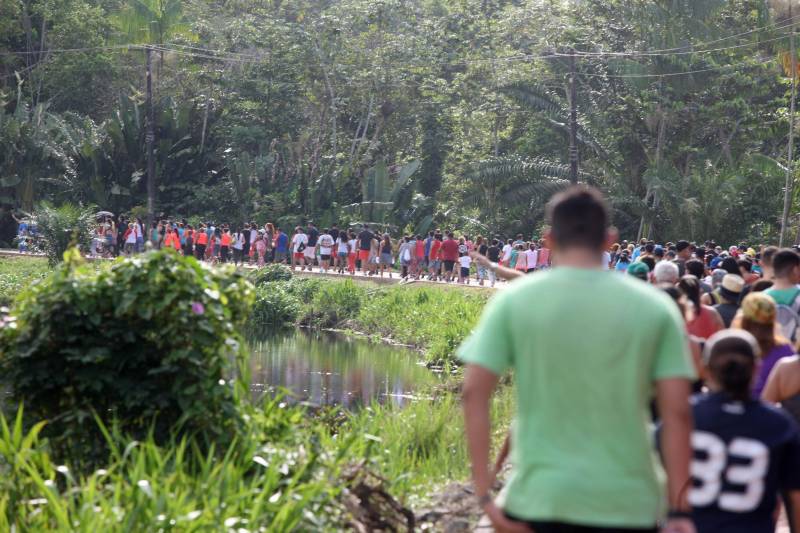 Uma reabertura feita a milhares de mãos. A fita inaugural colocada no inicio da trilha principal do Parque do Utinga foi rompida por mais de cinco mil pessoas ansiosas pelo inicio da caminhada, marcando o segundo dia da programação de reabertura do mais novo espaço paraense de lazer e interatividade com a natureza.
FOTO: SIDNEY OLIVEIRA / AG. PARÁ
DATA: 17.03.2018
BELÉM - PARÁ <div class='credito_fotos'>Foto: Sidney Oliveira/Ag. Pará | <a href='/midias/2018/originais/bcd3b54c-c233-4577-8135-b60fc00e0e76.jpg' download><i class='fa-solid fa-download'></i> Download</a></div>