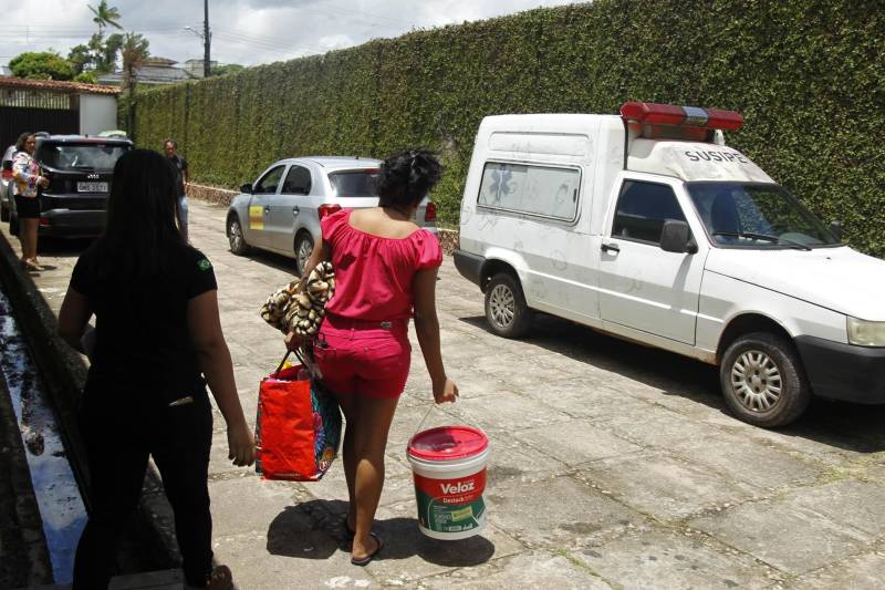 Depois de um longo abraço, Tayná (foto) entregou a bebê para a sua avó. Muito emocionada, ela se despediu da criança e das outras detentas e foi levada por agentes penitenciários em uma viatura da Susipe de volta ao Centro de Recuperação Feminino, em Ananindeua, onde ficará à disposição da Justiça. A pequena Eloá seguiu com a avó em um carro do Conselho Tutelar até o município de São Caetano de Odivelas, onde irá morar.
FOTO: AKIRA ONUMA / ASCOM SUSIPE
DATA: 16.05.2018
BELÉM - PARÁ <div class='credito_fotos'>Foto: Akira Onuma / Ascom Susipe | <a href='/midias/2018/originais/bcd5c100-cbfe-4785-bb9b-5d782e3de725.jpg' download><i class='fa-solid fa-download'></i> Download</a></div>
