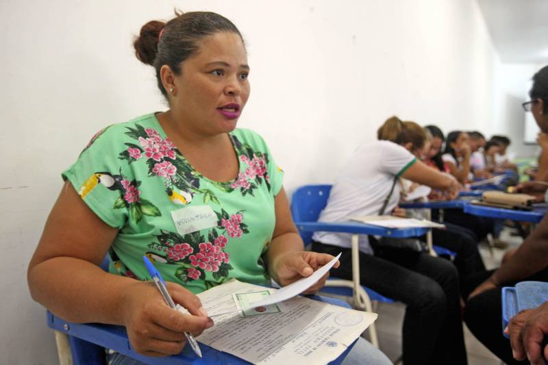 “Perdi todos os documentos na chuva, assim como quase tudo de dentro da casa. Poder tirar os documentos hoje, menos de uma semana depois do desastre e tudo de graça, é bom, chegou na hora certa e vai ajudar muita gente mesmo”. A fala é Adriano Pinheiro, morador do bairro Angelim, um dos 15 afetados pela forte enxurrada que alagou 40% do município de Paragominas, no nordeste paraense, na semana passada. Ele se soma a outras centenas de pessoas que estiveram nesta terça-feira (17), na Escola Municipal Anésia da Costa Chaves, primeiro local da Caravana do ProPaz no município. Semelhante as demais ações do ProPaz Cidadania, o programa está viabilizando no município a emissão de 2ª via de Certidão de Nascimento, Registro Geral (RG), 2ª via de CPF, carteira social (mudança de gênero), fotos para os documentos e a carteira do ID Jovem, que possibilita a jovens de 15 a 29 anos, diversos benefícios, entre eles, meia passagem em trajetos interestaduais. Na foto, a voluntária Conceição Lima.
FOTO: SIDNEY OLIVEIRA / AG. PARÁ
DATA: 17.04.2018
PARAGOMINAS - PARÁ
<div class='credito_fotos'>Foto: Sidney Oliveira/Ag. Pará | <a href='/midias/2018/originais/bce9c9ca-8d3e-437c-bb66-3294daf7723e.jpg' download><i class='fa-solid fa-download'></i> Download</a></div>