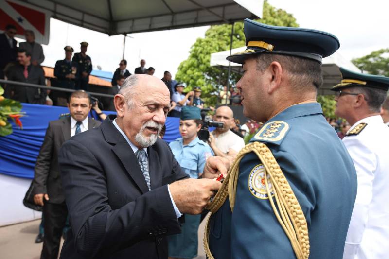 A cerimônia pelo Dia de Tiradentes, patrono das polícias militares do Brasil, este ano, no Pará, teve um toque especial. Na manhã desta quinta-feira, 20, no Comando Geral da Polícia Militar do Estado, foram oficializadas as promoções de 539 policiais e entregues 170 novos veículos para a corporação. O governador Simão Jatene participou da cerimônia. A frota vai ajudar no combate à criminalidade na região metropolitana de Belém e interior do estado. Dos 170 veículos entregues para reforçar o policiamento, 60 são motocicletas, 60 viaturas modelo Palio Weekend com cela e 50 Pick-ups, com cela, todos em regime de locação, que serão somados à frota. Serão investidos mensalmente 4 milhões de reais. As 539 promoções beneficiam policiais militares da capital e do interior do estado, sendo 462 praças e 77 oficiais. “Eu me sinto lisonjeada e quero chegar à capitã”, disse Rejane Santa Brígida Miranda, promovida de soldado a cabo. “Fico feliz também por termos um plano seguro, de carreira e me sinto prestigiada na carreira que escolhi”, completou Rejane.
FOTO: ANTÔNIO SILVA / AG APRÁ
DATA:20.04.2018
BELÉM - PARÁ <div class='credito_fotos'>Foto: ANTONIO SILVA / AG. PARÁ | <a href='/midias/2018/originais/bcf945c1-a58a-45f8-a79b-5de1531a2cdb.jpg' download><i class='fa-solid fa-download'></i> Download</a></div>