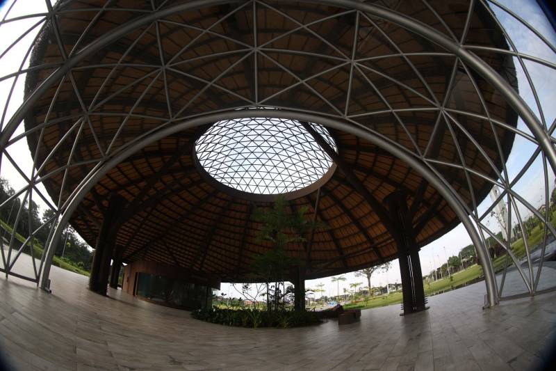 O Parque Estadual do Utinga (PEUt) o mais importante espaço de preservação e estudo da biodiversidade dentro da Região Metropolitana de Belém será reaberto à população a partir desta sexta,16, a partir das 16h30, com apresentações artísticas, com o Boi Veludinho, crianças do Pro Paz e a premiada Orquestra Sinfônica do Theatro da Paz. A apresentação será em um espaço ao ar livre e não será necessária a retirada de ingressos, por esse motivo, a recomendação é que o público chegue cedo, porque a entrada será fechada quando o espaço estiver lotado. No sábado, será realizada uma grande caminhada, a partir das 8 horas, com paradas para informações educativas sobre a fauna, flora e sobre os novos espaços. Por conta da grande quantidade de pessoas, incluindo crianças e idosos, o Corpo de Bombeiros recomendou e, a organização do evento acatou, a necessidade de se evitar durante a manhã do sábado o trânsito de veículos sobre rodas, como carros, bicicletas, skates e patins. Depois das 12 horas e durante todo o funcionamento do parque, a entrada e o uso por praticantes desta modalidade está completamente liberada. No domingo, o parque abrirá às 5h30 e funcionará até as 17h, assim como nos outros dias, de segunda a segunda. As atividades de manutenção do espaço vão requerer que o parque seja fechado para acesso ao público eventualmente, mas essas datas serão definidas de acordo com a demanda.
FOTO: THIAGO GOMES / AG PARÁ
DATA: 15.03.2018
BELÉM - PARÁ <div class='credito_fotos'>Foto: Thiago Gomes /Ag. Pará | <a href='/midias/2018/originais/bcfb97b4-6841-4f7b-a937-f94075bcb626.jpg' download><i class='fa-solid fa-download'></i> Download</a></div>