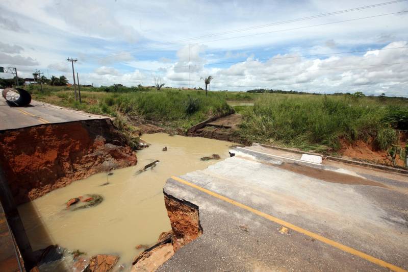 Serão retomados, nesta segunda-feira (16), os trabalhos de recuperação de um trecho de 15 metros da PA-256, localizado próximo a entrada do município de Paragominas. Equipes da Secretaria de Estado de Transportes (Setran) que já trabalhavam no local, receberam hoje todo o material necessário para dar continuidade a obra.
FOTO: SIDNEY OLIVEIRA / AG. PARÁ
DATA: 15.04.2018
PARAGOMINAS - PARÁ <div class='credito_fotos'>Foto: Sidney Oliveira/Ag. Pará | <a href='/midias/2018/originais/bcfbd6c3-58e4-42f5-b711-15ea7992a572.jpg' download><i class='fa-solid fa-download'></i> Download</a></div>