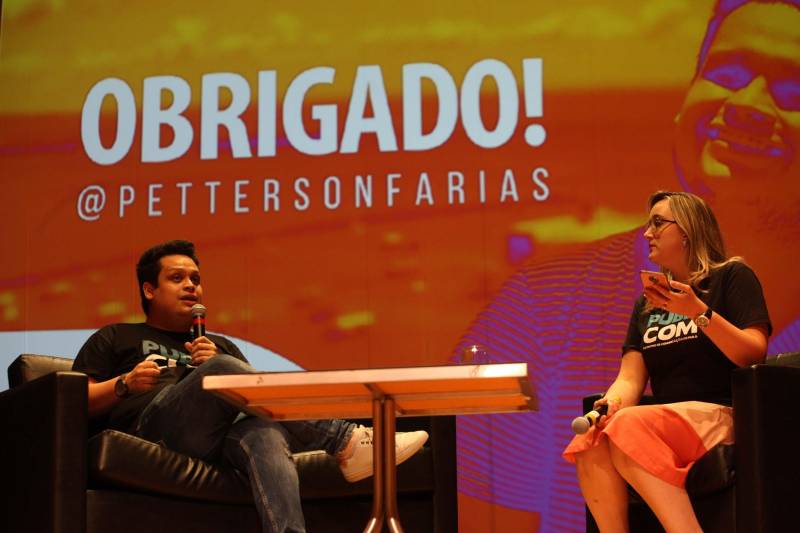 A desconstrução de estereótipos de raça na comunicação e a construção de marcas no Instagram foram os temas das duas palestras desta tarde de terça-feira (12) no “Publicom Belém 2018. O público formado por assessores de comunicação do Governo, profissionais de comunicação, professores e estudantes da área prestigiaram o segundo e último dia do evento que acontece no Teatro do Sesi, em Belém. A palestra “Desconstruindo estereótipos de raça na comunicação”, foi ministrada pelas comunicólogas Helaine Martins e Joana Mendes, da Idánimo Consultoria, agência especializada em comunicação com e sobre os públicos negro, feminino e LGBT. Na foto, o publicitário Petterson Farias.

FOTO: RODOLFO OLIVEIRA / AG. PARÁ
DATA: 12.06.2018
BELÉM - PARÁ <div class='credito_fotos'>Foto: Rodolfo Oliveira/Ag. Pará   |   <a href='/midias/2018/originais/bcfc07b6-67cb-4a24-ac5b-89bfd101c254.jpg' download><i class='fa-solid fa-download'></i> Download</a></div>