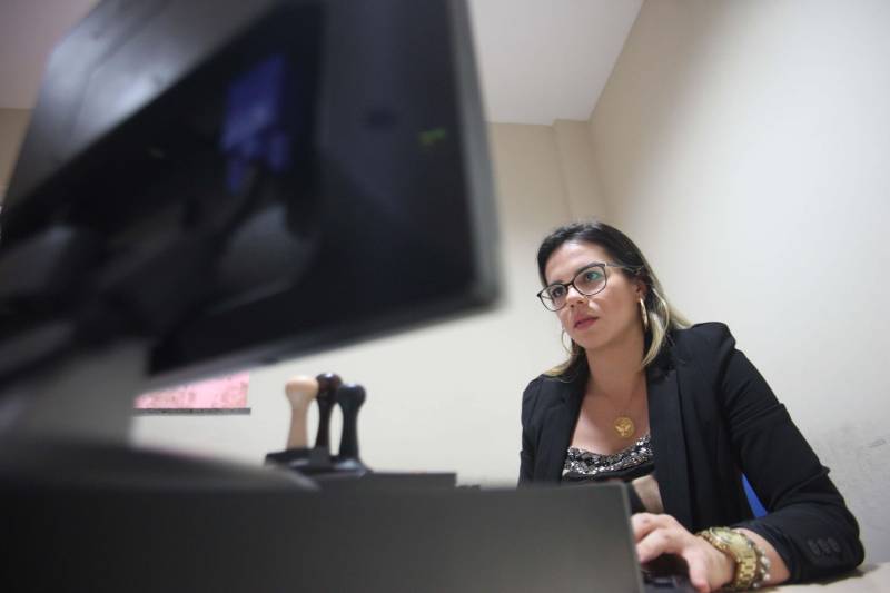 Quando o assunto envolve homens e mulheres, ainda é comum ouvir que a igualdade entre os gêneros esbarra no limite da força física. Fernanda Maués, de 31 anos, vem desmistificar essa máxima e mostrar que isso pode ser um grande mito. Delegada da Divisão Estadual de Narcóticos (Denarc) há dois anos, ela foi a primeira mulher a integrar o grupamento tático da Polícia Civil, o Grupo de Pronto-Emprego (GPE), conhecido por testes físicos de alto nível de dificuldade, que envolvem instruções de patrulhamento e defesa pessoal, rapel, entrada em ambiente confinado, tiro tático, manutenção de armamento, entre outras. Logo no primeiro dia de curso, um grande desafio: se desapegar de um símbolo da vaidade feminina, o cabelo. Em posição de formação, com a mochila nas costas, Fernanda e os outros 14 homens, dois delegados como ela e 12 investigadores, recebiam instrução sobre como seriam aquelas seis semanas. Foi quando ela teve que fazer uma escolha.

FOTO: MARCELO LELIS / AG. PARÁ
DATA: 29.05.2018
BELÉM - PARÁ <div class='credito_fotos'>Foto: Marcelo Lelis / Ag. Pará   |   <a href='/midias/2018/originais/bcfdb7b0-c9b5-4310-8df9-656aa4eab84f.jpg' download><i class='fa-solid fa-download'></i> Download</a></div>