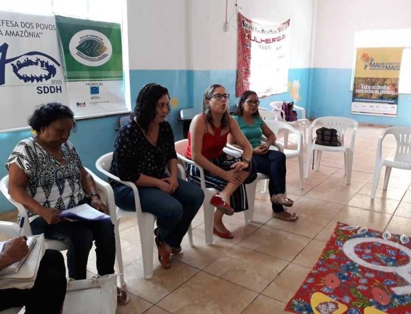 A manhã deste sábado (24) começou com debate sobre “Direitos humanos e violência contra a mulher”, no Centro Comunitário Allan Kardec, no bairro do Jurunas, em Belém. A iniciativa da Sociedade Paraense de Defesa e dos Direitos Humanos (SDDH) e do Movimento das Mulheres do Campo e da Cidade (MMCC) levou a assistente social Ângela Meireles, da Fundação Pro Paz; Luanna Tomaz, professora da Universidade Federal do Pará, representante da Clínica de Direitos da UFPA; e Juliana Oliveira, representando a Defensoria Pública do Pará, para debateram sobre o tema proposto. Em formato de roda de diálogo as lideranças de mulheres conheceram um pouco da atuação do Pro Paz no Estado do Pará. “O Pro Paz Mulher indo para o seu quarto ano de funcionamento, inovou ao agregar os serviços que dificultavam que a vítima denunciasse seu agressor. Para isso conta com profissionais, que por meio de um serviço humanizado, fazem o acolhimento das vítimas”, disse Ângela Meireles.
FOTO: ASCOM / PRO PAZ
DATA: 24.03.2018
BELÉM - PARÁ <div class='credito_fotos'>Foto: ASCOM PRO PAZ | <a href='/midias/2018/originais/bd04314d-5f23-438c-b128-5e8b05208d3e.jpg' download><i class='fa-solid fa-download'></i> Download</a></div>