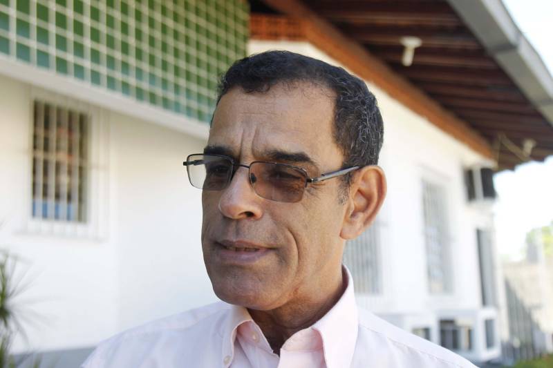 Juntos há 10 anos, hoje o grande dia chegou. Pela primeira vez, um casamento católico foi realizado dentro do Centro de Detenção Provisória de Icoaraci. A cerimônia religiosa ocorreu na manhã desta quinta-feira (7) e faz parte da programação da Semana do Encarcerado 2018, promovida pela Arquidiocese de Belém, por meio da Pastoral Carcerária, em parceria com a Superintendência do Sistema Penitenciário do Estado (Susipe). “Esse momento é importante para mostrar que o preso não é apenas o sujeito, mas o protagonista dessa semana. Com essa cerimônia pretendemos fazer com que eles se sintam parte da sociedade. Isso tudo faz parte de um processo para resgatar esse indivíduo e fazer com que ele se sinta reintegrado à sociedade, e assim, resgatar a sua autoestima em prol da sua recuperação”, explicou o coordenador da Pastoral Carcerária, diácono Ademir da Silva (foto).
FOTO: AKIRA ONUMA / ASCOM SUSIPE
DATA: 07.06.2018
BELÉM - PARÁ <div class='credito_fotos'>Foto: Akira Onuma / Ascom Susipe | <a href='/midias/2018/originais/bd08020b-407a-4f01-9398-450996619a74.jpg' download><i class='fa-solid fa-download'></i> Download</a></div>