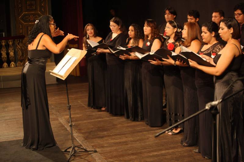 O Coro Carlos Gomes, grupo artístico da Fundação Carlos Gomes coordenado pela maestrina cubana Maria Antonia Jimenez.
FOTO: ANDERSON SILVA / ARQUIVO AG. PARÁ
DATA: 20.12.2016
BELÉM - PARÁ <div class='credito_fotos'>Foto: ANDERSON SILVA / AG. PARÁ | <a href='/midias/2018/originais/bd17c8f7-f41e-44aa-8d1a-6da634e9197e.jpg' download><i class='fa-solid fa-download'></i> Download</a></div>