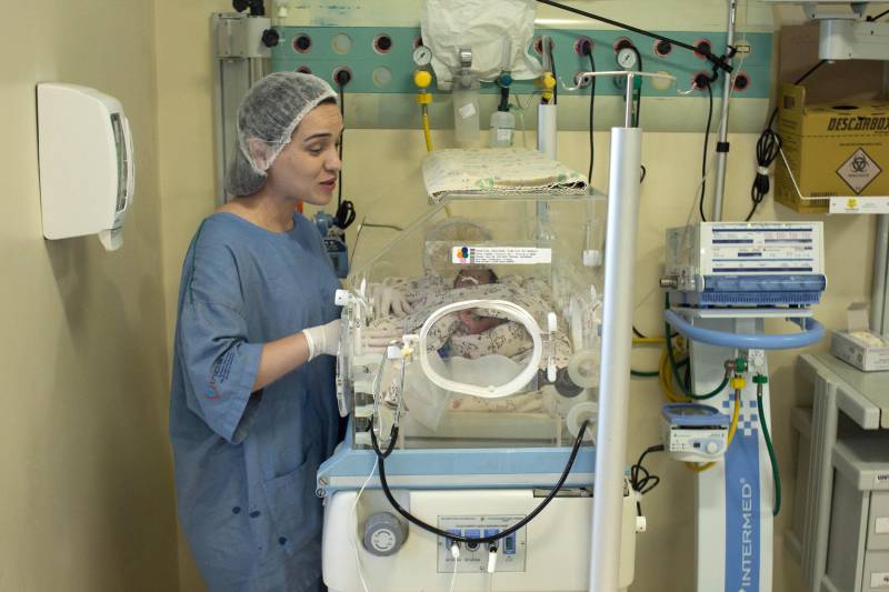 Assegurar um parto mais seguro e um puerpério saudável são algumas das metas do atendimento na maternidade do Hospital Regional Público do Marajó (HRPM), em Breves, que é referência na prestação de assistência de média e alta complexidade em várias especialidades, inclusive no atendimento a gravidez de alto risco.

FOTO: ASCOM HRPM
DATA: 29.11.2018
BREVES - PARÁ <div class='credito_fotos'>Foto: Ascom HRPM   |   <a href='/midias/2018/originais/bd20236c-10fb-47fb-ad00-4de5bf009eb3.jpg' download><i class='fa-solid fa-download'></i> Download</a></div>