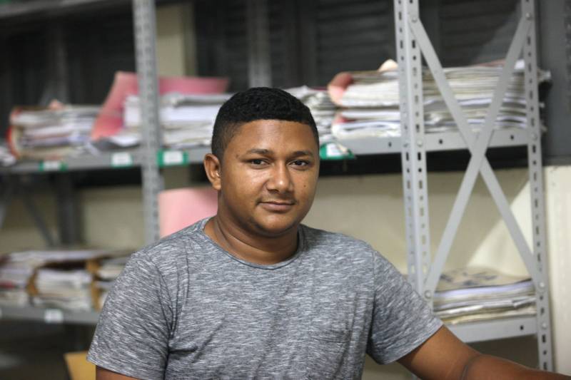 Candidato à certificação do ensino fundamental, o morador da Ilha de Cotijuba, Ivanilson Ferreira, de 25 anos (foto), resolveu procurar o Ceeja/Belém porque desejava mudar de profissão e, para isso, tomou a decisão de retomar os estudos, parados há oito anos.
FOTO: MARCELO LELIS / AG. PARÁ
DATA: 15.05.2018
BELÉM - PARÁ <div class='credito_fotos'>Foto: Marcelo Lelis / Ag. Pará | <a href='/midias/2018/originais/bd22c04f-0952-44ea-b188-a67707ee8246.jpg' download><i class='fa-solid fa-download'></i> Download</a></div>