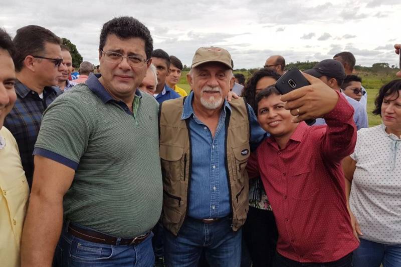 Assinatura de convênios, inaugurações e entregas de veículos integram a agenda de trabalho do governador Simão Jatene nesta sexta-feira (6), nos municípios de Rio Maria (foto) e Marabá, no sudeste paraense. A programação iniciou às 9h, no Parque de Exposições Valeu Boi, em Rio Maria, onde o governador atenderá demandas de nove municípios atingidos pelas enchentes.
FOTO: SECOM
DATA: 06.04.2018
RIO MARIA - PARÁ <div class='credito_fotos'>Foto: Secom | <a href='/midias/2018/originais/bd276d10-7474-403e-807b-e57c6c7312a3.jpg' download><i class='fa-solid fa-download'></i> Download</a></div>