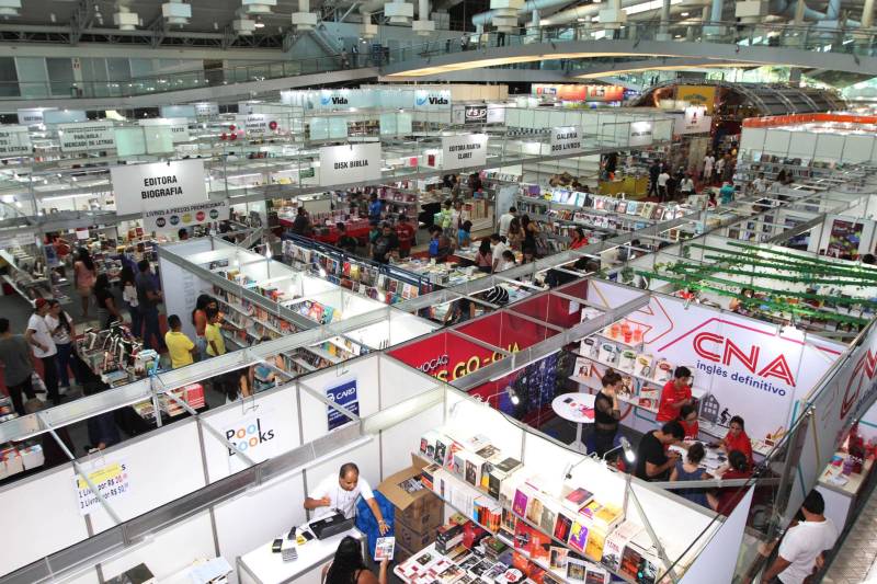 Corredores do Hangar Centro de Convenções durante a XXII Feira Pan-Amazônica do Livro, que começou neste sábado (2), em Belém. Um grande público compareceu ao segundo dia da feira, aproveitando as atrações culturais e as exposições nos estandes de livros na tarde de domingo.
FOTO: CRISTINO MARTINS / AG. PARÁ
DATA: 03.06.2018
BELÉM - PARÁ <div class='credito_fotos'>Foto: Cristino Martins/Ag. Pará | <a href='/midias/2018/originais/bd2b6740-f01d-4d1d-8645-780b0bb81652.jpg' download><i class='fa-solid fa-download'></i> Download</a></div>