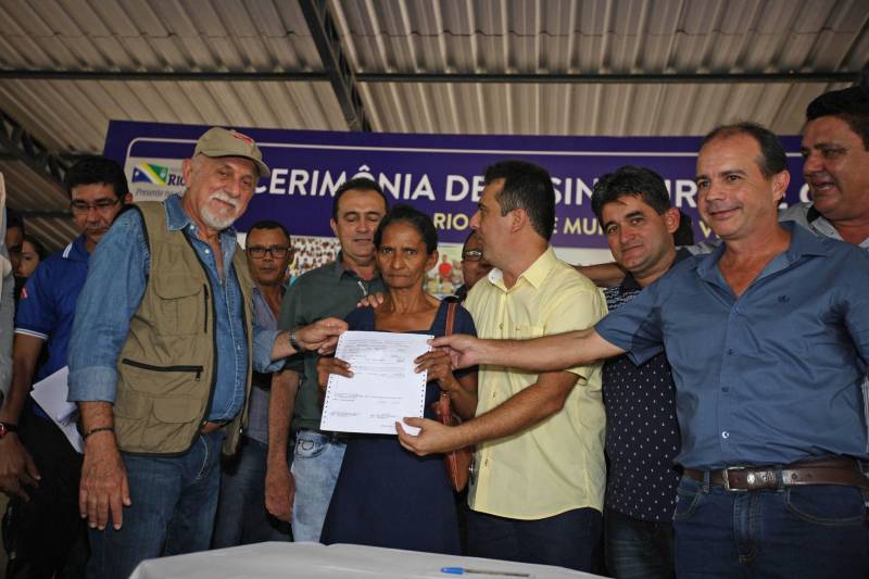 Onze municípios do sul e sudeste paraense recebem recursos do Estado para recuperar ruas e vicinais atingidas pelas enchentes e fortes chuvas que caem na região. Em agenda oficial nesta sexta-feira (6), o governador Simão Jatene assinou, pela manhã, no Parque de Exposições Valeu Boi Leilões, em Rio Maria, os convênios que garantem o repasse de cerca de R$ 4 milhões. As obras de caráter emergencial serão executadas pelas prefeituras em parceria com a Secretaria de Estado de Transportes (Setran). O objetivo é recuperar a trafegabilidade nessas localidades e assegurar o direito de ir e vir da população. Na manhã desta sexta, foram assinados nove convênios (foto), com os municípios de Redenção, Pau D’Arco, São Félix do Xingu, Santa Maria das Barreiras, Tucumã, Água Azul do Norte, Xinguara, Bannach e Rio Maria. Além da Setran, participam da ação o Centro Regional de Governo do Sudeste do Pará e a Defesa Civil. “O valor do investimento em cada município vai depender da necessidade verificada pelas equipes do Estado e das prefeituras. O recurso não será usado para reconstruir vias, mas para restabelecer a trafegabilidade”, disse o secretário de Transportes, Kléber Menezes.
FOTO: ANTÔNIO SILVA / AG. PARÁ
DATA: 06.04.2018
RIO MARIA - PARÁ <div class='credito_fotos'>Foto: Antônio Silva/Ag. Pará | <a href='/midias/2018/originais/bd2f4b61-dc58-4237-9cd2-c3ac7066c165.jpg' download><i class='fa-solid fa-download'></i> Download</a></div>