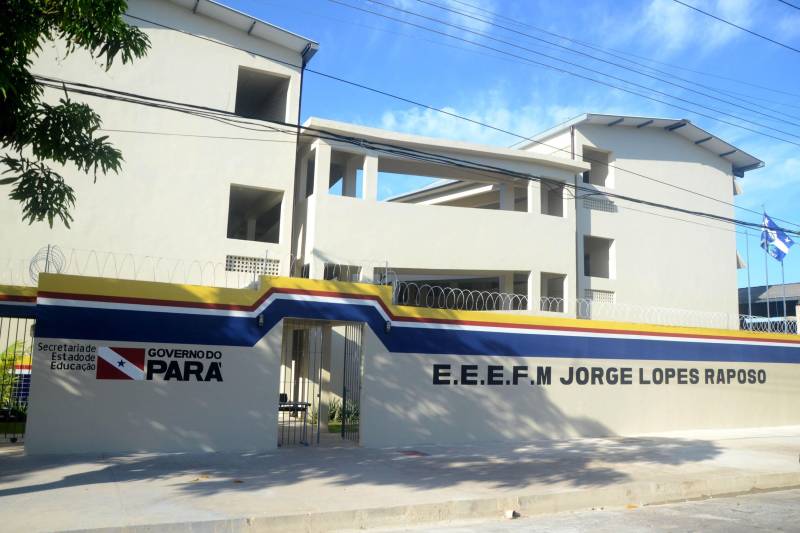 O Distrito de Icoaraci, em Belém, ganhou mais uma escola. Nesta sexta-feira (15), a Secretaria de Estado de Educação (Seduc) inaugurou a obra da Escola Estadual de Ensino Fundamental e Médio Professor Jorge Lopes Raposo (foto). Construída integralmente, a unidade faz parte de um pacote de mais de 100 projetos de novas escolas, reformas e ampliações que a Seduc está executando em 53 municípios. A obra concluída foi recebida como fator motivacional de novo posicionamento da escola no Índice de Desenvolvimento da Educação Básica (Ideb). A inauguração reuniu a comunidade escolar e se transformou numa festa que congregou alunos, professores, dirigentes e os gestores da Seduc, liderados pela secretária Ana Claudia Serruya Hage.
FOTO: ELISEU DIAS / ASCOM SEDUC
DATA: 15.06.2018
BELÉM - PARÁ <div class='credito_fotos'>Foto: Eliseu Dias / Ascom Seduc | <a href='/midias/2018/originais/bd3369aa-f1e9-49c9-ba60-526b3b3d2920.jpg' download><i class='fa-solid fa-download'></i> Download</a></div>