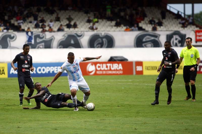 O Clube do Remo venceu o Paysandu por 2 a 1 na tarde deste domingo, partida realizada no Estádio Mangueirão, e largou na frente pelo título do Campeonato Paraense de 2018.
FOTO: THIAGO GOMES / AG. PARÁ
DATA: 01.04.2018
BELÉM - PARÁ <div class='credito_fotos'>Foto: Thiago Gomes /Ag. Pará | <a href='/midias/2018/originais/bd3a4b2b-73a2-4eb3-a381-107050044bbc.jpg' download><i class='fa-solid fa-download'></i> Download</a></div>