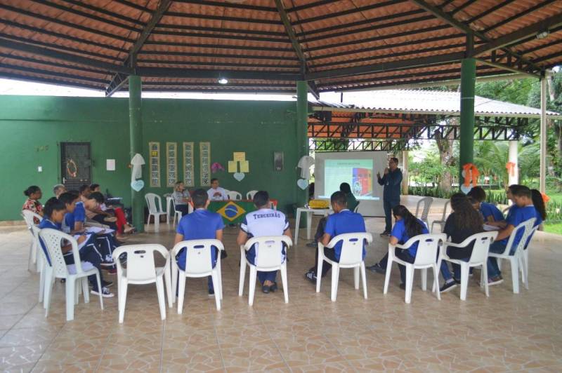 Alunos de dois colégios estaduais do Conjunto Marex participaram da Oficina (foto) de Agente Ambiental promovida pela Semas e Associação Cultural do Marex. O evento ocorreu nos dias 15 e 16 de março e reuniu 20 discentes das escolas estaduais Dom Pedro I e Presidente Castelo Branco. Promover a educação ambiental e incentivar estudantes o cuidado com o meio ambiente foram os objetivos da oficina cuja programação foi composta por trabalhos em grupo, palestra sobre meio ambiente e destino do lixo, apresentação de vídeos educacionais, rodas de discussão sobre o tema e certificação de agente ambiental. Técnicos da Secretaria apresentaram a importância da conservação da natureza de forma dinâmica e lúdica.
FOTO: ASCOM / SEMAS
DATA: 19.03.2018
BELÉM - PARÁ <div class='credito_fotos'>Foto: ASCOM SEMAS | <a href='/midias/2018/originais/bd3f5ff8-0103-4bfb-9dfc-de6f3d0ee014.jpg' download><i class='fa-solid fa-download'></i> Download</a></div>