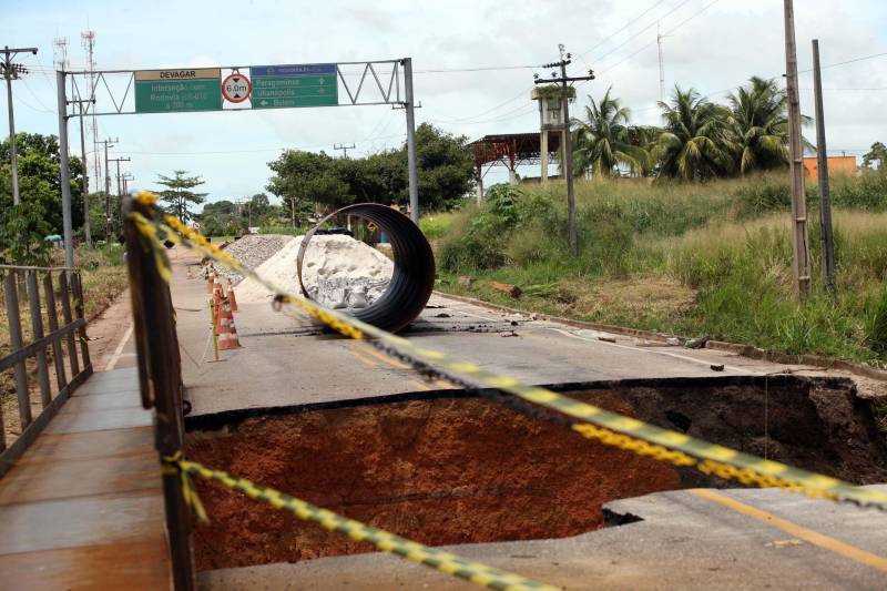 Serão retomados, nesta segunda-feira (16), os trabalhos de recuperação de um trecho de 15 metros da PA-256, localizado próximo a entrada do município de Paragominas. Equipes da Secretaria de Estado de Transportes (Setran) que já trabalhavam no local, receberam hoje todo o material necessário para dar continuidade a obra.
FOTO: SIDNEY OLIVEIRA / AG. PARÁ
DATA: 15.04.2018
PARAGOMINAS - PARÁ <div class='credito_fotos'>Foto: Sidney Oliveira/Ag. Pará | <a href='/midias/2018/originais/bd3f7eb7-abc3-45cf-9dd7-2561c5c22de4.jpg' download><i class='fa-solid fa-download'></i> Download</a></div>
