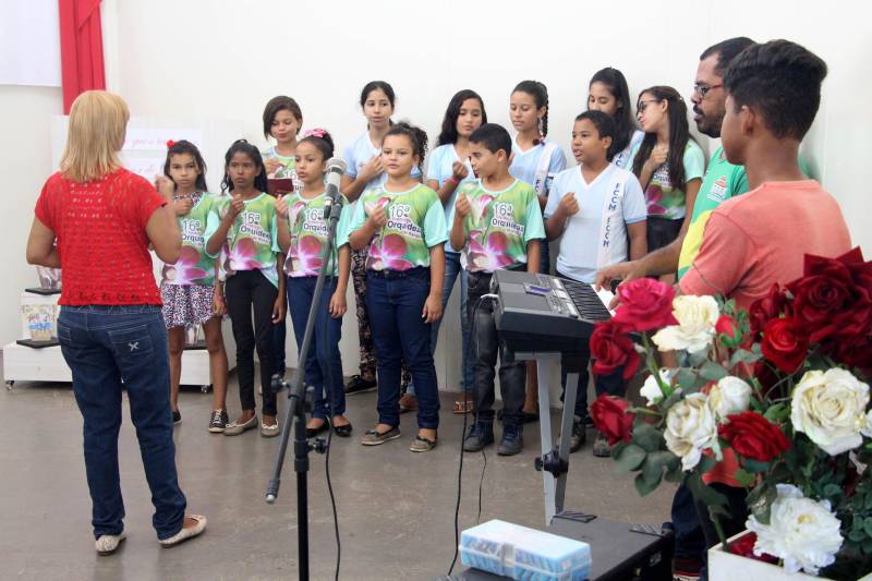 Na manhã desta sexta-feira, 11, a Secretária Estadual de Municípios Sustentáveis, Izabela Jatene, esteve na Fundação Casa da Cultura de Marabá (FCCM), para conversar com a coordenação sobre o fortalecimento da área de pesquisa da instituição. Em Marabá o foco foi o desenvolvimento da pesquisa desenvolvida pela Fundação Casa da Cultura, que precisa de parcerias para fortalecer esse importante trabalho. A instituição já soma o levantamento de 400 sítios arqueológicos e mais de um milhão de artefatos, segundo informações do coordenador do Núcleo de Arqueologia de Marabá, Marlon Prado.
FOTO: ANTONIO MACEDO / DIVULGAÇÃO
DATA: 11.05.2018
MARABÁ - PARÁ <div class='credito_fotos'>Foto: ANTONIO MACEDO / DIVULGAÇÃO | <a href='/midias/2018/originais/bd4b20b9-7350-4edf-bd65-51a3c0366a46.jpg' download><i class='fa-solid fa-download'></i> Download</a></div>