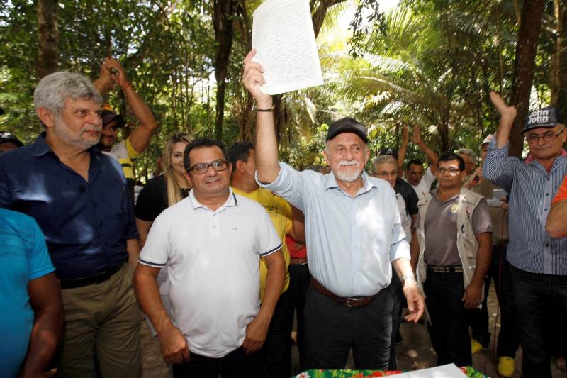 Mais de 150 famílias de duas comunidades quilombolas do município de Garrafão do Norte já podem dizer que moram em suas próprias terras. O Título Coletivo de Terra das comunidades Castanhalzinho e Cutovelo foram entregues aos moradores no fim da manhã desta sexta-feira, 04, pelo governador Simão Jatene (c), em um encontro realizado na vila de Castanhalzinho.
FOTO: SIDNEY OLIVEIRA / ARQUIVO AG. PARÁ
DATA: 04.09.2015
GARRAFÃO DO NORTE - PARÁ <div class='credito_fotos'>Foto: Sidney Oliveira/Ag. Pará | <a href='/midias/2018/originais/bd512c27-07f2-4787-9302-51fe7baceb88.jpg' download><i class='fa-solid fa-download'></i> Download</a></div>