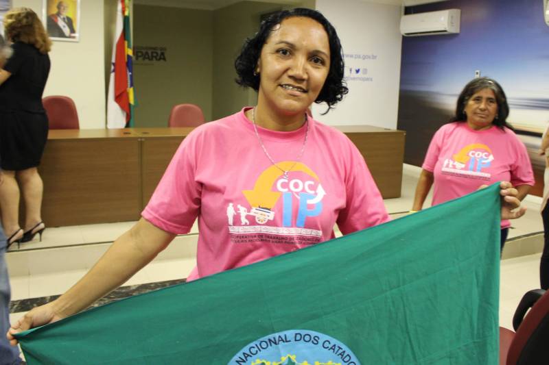 Alunos do curso de “Técnicas de gestão de resíduos sólidos” e de “Boas práticas higiênico sanitárias dos alimentos” foram certificados pelo Programa Pará Profissional. Ao todo, 32 concluintes estiveram presentes na cerimônia, que ocorreu no auditório da Casa Civil, na quinta-feira (28). O Programa Pará Profissional é um dos instrumentos utilizados no combate à desigualdade inter-regional no Estado, por meio da qualificação profissional da mão de obra local. Coordenado pela Secretaria de Estado de Ciência, Tecnologia e Educação Profissional e Tecnológica (Sectet), o programa é amparado pela Lei 8.427, de 16 de novembro de 2016. As ofertas de cursos são feitas de acordo com as demandas vindas dos setores produtivos de cada região do estado, mediante oficinas, reuniões e solicitações diretas das prefeituras. Na foto, Nádia da Luz, de 37 anos, é representante do Movimento Nacional do Catadores de Materias Recicláveis (MNCR), e integrante da cooperativa Visão Pioneira de Icoraci, que existe à 7 anos.
FOTO: ERIKA TORRES / ASCOM NAC
DATA: 01.03.2018
BELÉM - PARÁ <div class='credito_fotos'>Foto: ERIKA TORRES / ASCOM NAC | <a href='/midias/2018/originais/bd52b443-0e44-4cba-bfb0-62fe31d40c3c.jpg' download><i class='fa-solid fa-download'></i> Download</a></div>