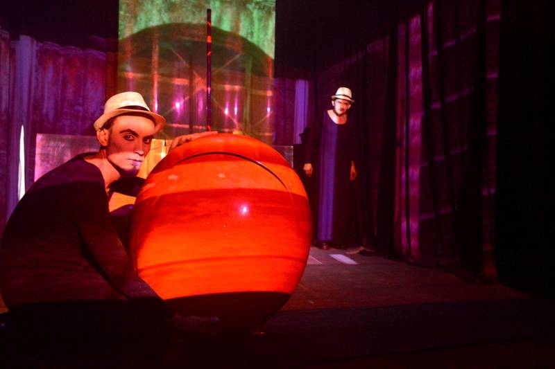 O Estúdio Reator completa oito anos de atividade em novembro de 2018 e, para celebrar a data, fará na próxima quarta-feira (14), às 20 h, a cineperformance “2920 Dias de Insanidades”, com os melhores momentos de algumas dos trabalhos do grupo, revistos, ampliados e adequados para o palco do Teatro Margarida Schivasappa, no Centur, em Belém.

FOTO: DIVULGAÇÃO
DATA: 13.11.2018
BELÉM - PARÁ
 <div class='credito_fotos'>Foto: Divulgação   |   <a href='/midias/2018/originais/bd5b12a5-0840-4877-98ff-370fe7dee330.jpg' download><i class='fa-solid fa-download'></i> Download</a></div>
