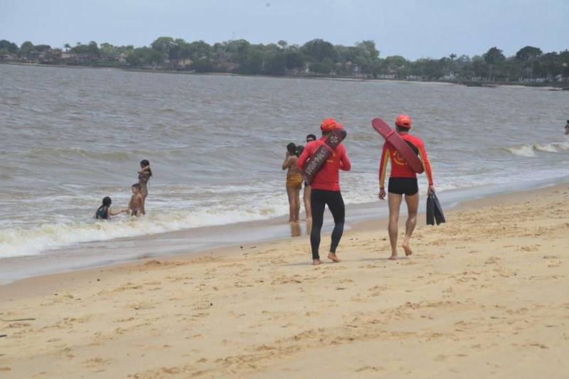 Cerca de 680 militares do Corpo de Bombeiros realizam trabalho de prevenção, primeiros socorros e resgate rodoviário nos municípios do interior do Estado, neste final de semana. A ação faz parte da operação Carnaval 2018. No sábado, 10, os militares itensificaram os serviços de prevenção, atuando com orientações aos banhistas, distribuição de pulseirinhas, captura de animal, orientações aos condutores de carros e motocicletas nas praias e acidentes rodoviários, além de atendimento de primeiros socorros. Na Ilha de Mosqueiro, o fim de semana de Carnaval foi marcado pela tranquilidade. Na região, 60 guarda-vidas do Corpo de Bombeiros estiveram nas principais praias.
FOTO: ASCOM CBMPA
DATA: 10.02.2018
MOSQUEIRO - PARÁ <div class='credito_fotos'>Foto: Ascom CBMPA | <a href='/midias/2018/originais/bd67b68c-202e-499a-b02f-d283d703fd11.jpg' download><i class='fa-solid fa-download'></i> Download</a></div>