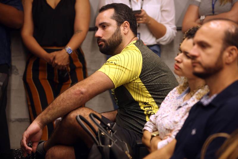 Jornalistas, influenciadores digitais e membros da sociedade civil organizada participaram, nesta quinta-feira (15), da visita guiada ao Parque Estadual do Utinga (Peut) que será inaugurado na sexta-feira (16), às 16h30. Os convidados foram recebidos pelo secretário estadual de Cultura, o arquiteto Paulo Chaves; pelo presidente do Ideflor-bio, Thiago Novaes; pelo gerente do Peut, Julio Meyer; pelo secretário de comunicação, Daniel Nardin e pelo representante da diretoria da Unidade de Conservação do Parque, Wendel Andrade. O evento começou às 9h com a apresentação das melhorias feitas no espaço durante as obras, dos serviços que funcionarão no local e de algumas normas de utilização desse novo equipamento. Na foto, o lojista Afonso Ramôa Júnior.
FOTO: SIDNEY OLIVEIRA / AG. PARÁ
DATA: 15.03.2018
BELÉM - PARÁ <div class='credito_fotos'>Foto: Sidney Oliveira/Ag. Pará | <a href='/midias/2018/originais/bd6d0ee7-9683-48b6-bb25-15ef2af024fc.jpg' download><i class='fa-solid fa-download'></i> Download</a></div>
