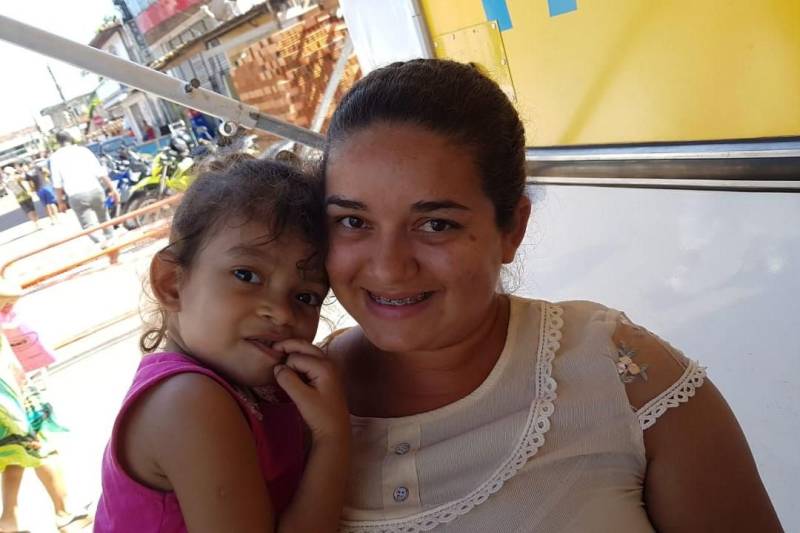 Em três dias, a Agência de Regulação e Controle de Serviços Públicos (Arcon) já recadastrou cerca de 500 pessoas com deficiência para a emissão da nova carteira, que vai garantir a gratuidade no transporte intermunicipal de passageiros. Desde a última segunda-feira (11), profissionais da Secretaria de Estado de Saúde  Pública (Sespa) e da Arcon percorrem  municípios-polo de várias regiões. Na foto, Francirene Santos, 23 anos, levou a filha de 4 anos para se recadastrar.

FOTO: ASCOM ARCON
DATA: 13.06.2018
BELÉM - PARÁ <div class='credito_fotos'>Foto: Ascom Arcon   |   <a href='/midias/2018/originais/bd7253a7-0d7f-489f-926d-1693ac4a9b24.jpg' download><i class='fa-solid fa-download'></i> Download</a></div>