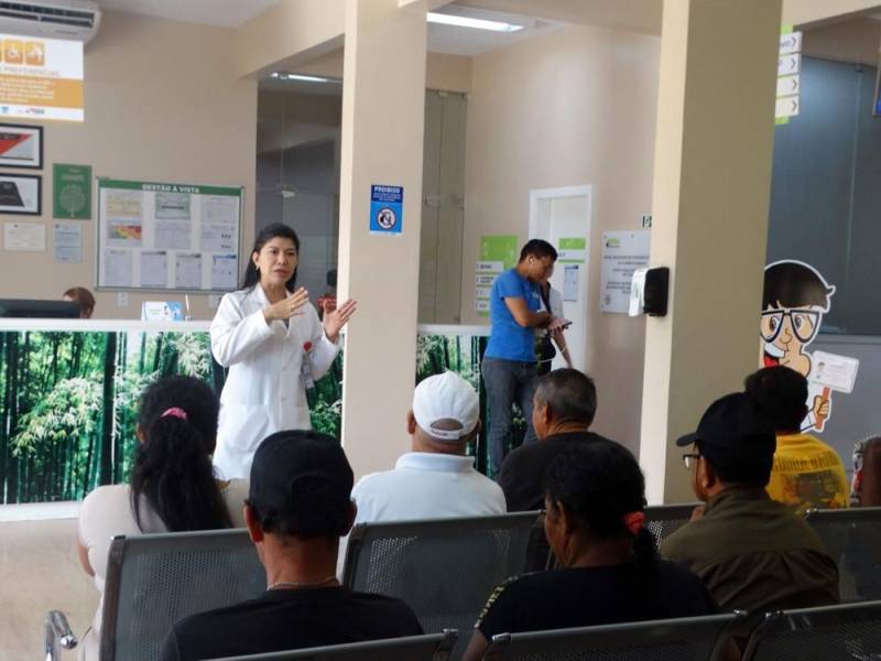 O administrador Arilson Martins Cândido, de 44 anos, já foi doador de sangue, mas confessa nunca ter entendido o verdadeiro sentido daquele gesto, até ele próprio precisar de uma doação. “A gente sempre acha que não vai passar por isso, mas um dia precisa”, disse. Arilson sofreu um acidente de moto, teve fratura exposta na perna esquerda e precisou passar por uma cirurgia em maio deste ano, no Hospital Público Estadual Galileu (HPEG), em Belém. Na época, fez uma campanha na internet para captar doadores de sangue. Ainda em fase de recuperação, o administrador esteve no Hospital Galileu para uma consulta, na segunda-feira (11), e ficou feliz ao ver a sensibilização que acontecia no local para conscientizar usuários e acompanhantes (foto) sobre a importância da doação de sangue. “Às vezes a campanha não chega a todas as pessoas, então aqui é um momento oportuno para fazer esse trabalho, muito importante mesmo”, declarou.

FOTO: ASCOM / HPEG
DATA: 12.06.2018
BELÉM - PARÁ <div class='credito_fotos'>Foto: ASCOM / HPEG   |   <a href='/midias/2018/originais/bd7d0f4b-a915-401a-b8af-35e862f33a27.jpg' download><i class='fa-solid fa-download'></i> Download</a></div>
