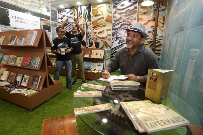 Os autores Maciste Costa, José Antônio Neto, Tiago Braga, Fernando Gurjão Sampaio, Sid Quaresma, Saulo Sisnando, Carlos Moraes, Anselmo Gomes, Francisco Canindé, Nathália Cruz, Laura Nogueira e Alfredo Garcia (foto) foram contemplados no Edital Prêmios Literários 2016 e participam da Feira do Livro deste ano.

FOTO: SIDNEY OLIVEIRA / ARQUIVO AG. PARÁ
DATA: 25.05.2018
BELÉM - PARÁ <div class='credito_fotos'>Foto: Sidney Oliveira/Ag. Pará   |   <a href='/midias/2018/originais/bd8d9f19-1ecc-4ef8-84da-0202ed959219.jpg' download><i class='fa-solid fa-download'></i> Download</a></div>