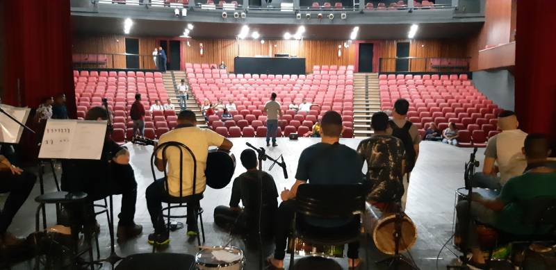 erca de 30 adolescentes e jovens que cumprem medidas socioeducativas nas unidades da Fundação de Atendimento Socioeducativo do Pará (Fasepa), na Região Metropolitana de Belém, participaram nesta segunda-feira (4) do último ensaio geral para o “IV Sarau Literário da Socioeducação”, marcado para o dia 5, no Teatro Margarida Schivasappa, no Centur. Foram os últimos ajustes de cena para o espetáculo que presta homenagem ao escritor Milton Hatoum e que busca levar os socioeducandos ao processo de ressocialização, contando com danças, literatura, poesia e música. O ensaio (foto) reuniu em cena todos os socioeducandos envolvidos nesse processo artístico cultural. A coordenadora da Ação Talentos da Fasepa, Marta Santos salientou que o ensaio geral, realizado na véspera do evento, ajuda os internos a entrarem no clima da apresentação e viver a expectativa de participar de uma apresentação teatral.

FOTO: TIAGO FURTADO / ASCOM FASEPA
DATA: 04.06.2018
BELÉM - PARÁ <div class='credito_fotos'>Foto: TIAGO FURTADO / ASCOM FASEPA   |   <a href='/midias/2018/originais/bd91ff6b-547d-43b7-aa35-d30da7528091.jpg' download><i class='fa-solid fa-download'></i> Download</a></div>