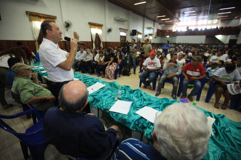 O produtor rural Nilson Corrêa da Silva, 23 anos, mora na comunidade Santo Ezequiel Moreno e produz alimentos em 700 hectares de terra na agrovila Acutipereira, no município de Portel, no arquipélago do Marajó. Mesmo morando e produzindo alimentos na comunidade, ele não possuía título de propriedade de terra. Para beneficiar produtores como Nilson, o governador Simão Jatene entregou, na manhã desta sexta-feira (23), títulos coletivos que beneficiaram mais de mil famílias. Os títulos também beneficiaram comunidades remanescentes de quilombos e povos tradicionais do município marajoara. O Pará foi o Estado que mais titulou áreas em prol dos remanescentes de quilombos no Brasil. Das 170 comunidades tituladas no país, 62 estão no Pará, sendo que destas 53 foram tituladas pelo Instituto de Terras do Pará (Iterpa).

FOTO: MÁCIO FERREIRA / AG. PARÁ
DATA: 23.03.2018
PORTEL - PARÁ <div class='credito_fotos'>Foto: MÁCIO FERREIRA/ AG. PARÁ   |   <a href='/midias/2018/originais/bd92d9ad-f584-413f-a95c-e47c29c0e511.jpg' download><i class='fa-solid fa-download'></i> Download</a></div>