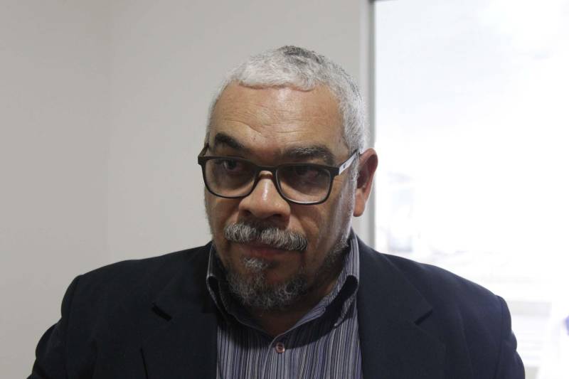 O Núcleo de Desenvolvimento Educacional da Fábrica Esperança foi inaugurado em Belém nesta segunda (21), em parceria com a Superintendência do Sistema Penitenciário do Estado (Susipe) e Secretaria de Estado de Educação (Seduc). O espaço será destinado exclusivamente a educação formal e a profissionalização de egressos do sistema penal. "Temos um convênio com a Superintendência do Sistema Penal desde 2009 e ele foi ampliado em 2016, quando foi incluída a Fabrica Esperança. Iniciamos aqui com um ensino personalizado, e agora com a criação do Núcleo vamos atender essas pessoas, tanto na educação formal, quanto na educação profissionalizante, de forma diferenciada aplicando uma metodologia específica para atender os egressos. Sabemos da importância do papel da educação na ressocialização dessas pessoas", explicou a coordenadora Estadual de Educação de Jovens e Adultos, Nuncia Azevedo. O Núcleo Educacional irá oferecer aos egressos educação regular conforme determina o Programa Nacional de Integração da Educação Profissional com a Educação Básica na Modalidade da Educação de Jovens e Adultos (PROEJA), além dos cursos de capacitação voltados para as área de: costura Industrial, panificação, serigrafia e auxiliar de serviços gerais, entre outros. Na foto, o diretor de Reinserção Social da Susipe, Ivaldo Capeloni.
FOTO: AKIRA ONUMA / ASCOM SUSIPE
DATA: 21.05.2018
BELÉM - PARÁ <div class='credito_fotos'>Foto: Akira Onuma / Ascom Susipe | <a href='/midias/2018/originais/bd948504-25a0-4754-9597-3867cc55f10b.jpg' download><i class='fa-solid fa-download'></i> Download</a></div>