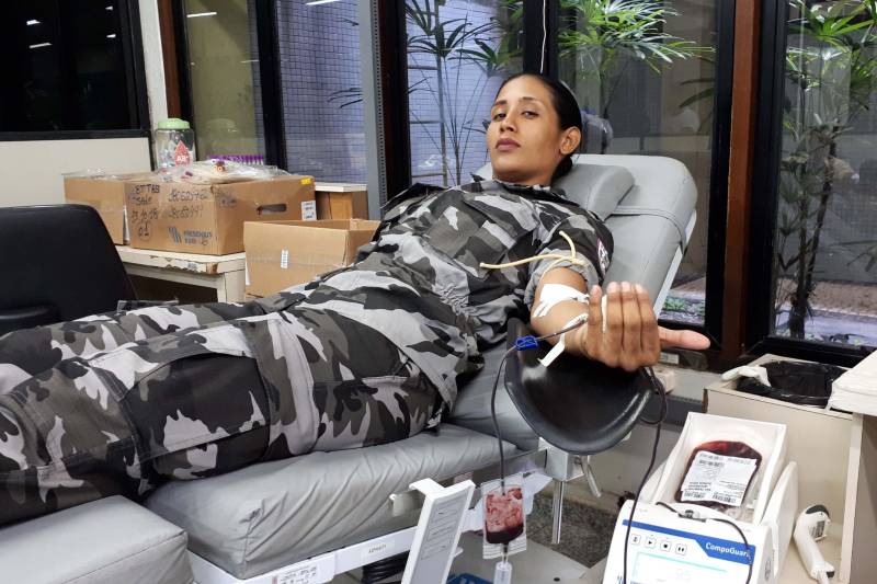 Várias frentes de ações estão sendo realizadas pela Fundação Centro de Hemoterapia e Hematologia do Pará (Hemopa) em parceria com instituições públicas e privadas. O objetivo é restaurar o estoque de sangue e atender satisfatoriamente a demanda da rede hospitalar do Estado. Na manhã da terça-feira (30), mais de 30 policiais, do curso de Formação da Ronda Tática Metropolitana (Rotam), da Polícia Militar do Estado, doaram sangue, voluntariamente, na sede do hemocentro, em Belém.
FOTO: ASCOM HEMOPA
DATA: 31.10.2018
BELÉM - PARÁ <div class='credito_fotos'>Foto: Ascom Hemopa | <a href='/midias/2018/originais/bd95f8ad-e90b-40dd-b0eb-f78092cef666.jpg' download><i class='fa-solid fa-download'></i> Download</a></div>