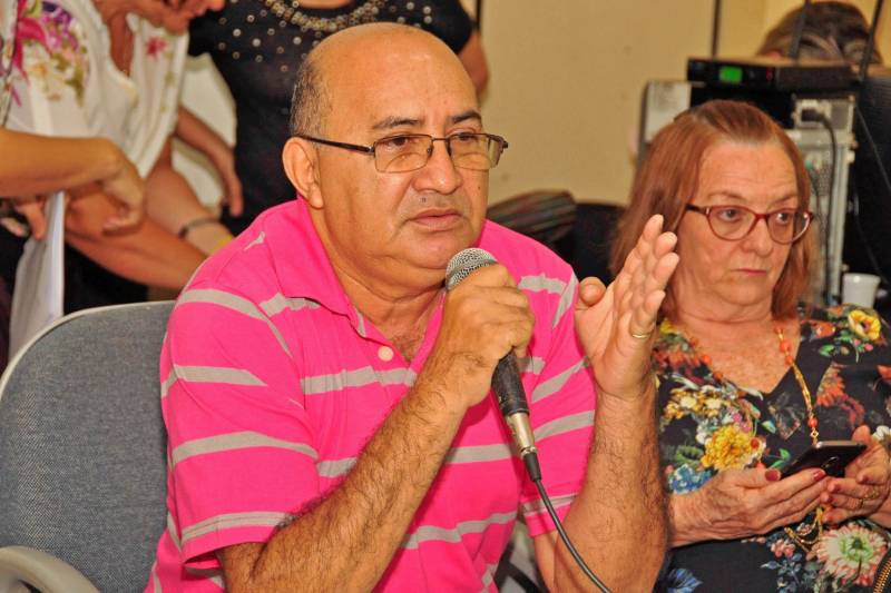O Conselho Estadual de Saúde do Pará (CES-PA) elegeu e empossou a nova mesa diretora para a gestão 2018/2020. A presidência ficou a cargo de Pedro Gonçalves de Oliveira Neto (ao microfone), representante do Sindicato dos Trabalhadores em Saúde do Estado do Pará (Sindsaúde). Foi conduzida à vice-presidência Sônia Bahia, da Secretaria de Estado de Saúde Pública (Sespa) e representante do segmento gestor e prestador. Órgão de controle social, o CES é formado paritariamente por entidades que representam os usuários dos serviços de saúde, trabalhadores e a gestão estadual. A cerimônia de posse dos 56 novos conselheiros aconteceu nesta terça-feira (24), na sala de reuniões da entidade. Além do presidente, foram eleitos o vice-presidente e o primeiro e segundo secretários, que formaram a nova mesa diretora. O ato foi conduzido pela secretária adjunta de Gestão Administrativa da Sespa, Maria do Céu Guimarães de Alencar, e pela presidente do CES durante a gestão 2016-2018, Eunice Begot.
FOTO: JOSÉ PANTOJA / ASCOM SESPA
DATA: 24.04.2018
BELÉM - PARÁ <div class='credito_fotos'>Foto: José Pantoja / Ascom Sespa | <a href='/midias/2018/originais/bd9a6f0e-bfe5-40f4-83a7-d338e4414b6c.jpg' download><i class='fa-solid fa-download'></i> Download</a></div>