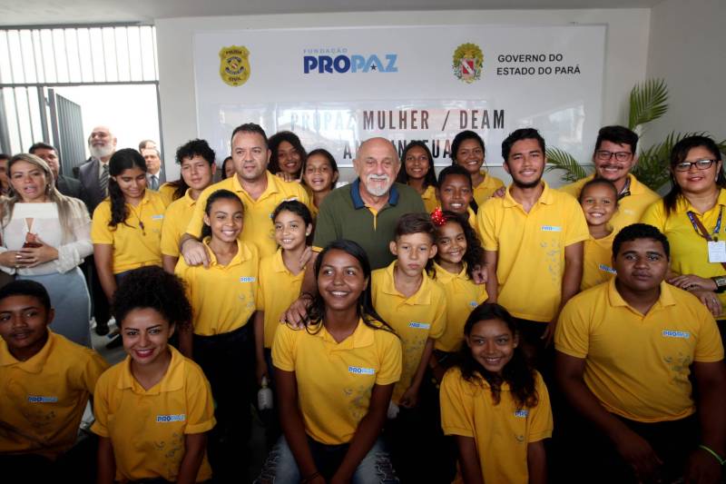 O Governo do Estado entregou nesta sexta-feira, 26, mais uma unidade Pro Paz Mulher. O governador Simão Jatene (foto) fez a entrega do novo espaço, que fica em Ananindeua, na Região Metropolitana de Belém e visa ampliar o atendimento humanizado e integral às mulheres em situação de violência de gênero. “Não é apenas um espaço de atendimento às mulheres, mas é, antes de tudo, um espaço de construção da cultura da paz”, disse o governador durante a inauguração.
FOTO: SIDNEY OLIVEIRA / AG. PARÁ
DATA: 26.10.2018
ANANINDEUA - PARÁ <div class='credito_fotos'>Foto: Sidney Oliveira/Ag. Pará | <a href='/midias/2018/originais/bd9fe72e-885f-4f4e-b5ce-97df612c1e83.jpg' download><i class='fa-solid fa-download'></i> Download</a></div>