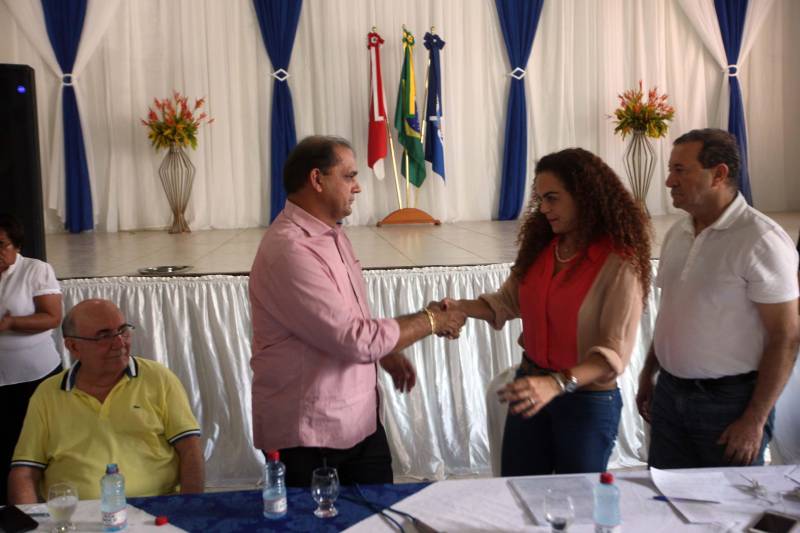 Já durante o evento em Augusto Corrêa, realizado no Centro Nossa Senhora de Nazaré e no Hospital Municipal, o prefeito Filho Barreto (foto) lembrou que o município sempre foi beneficiado com obras pela gestão estadual. Desta vez, além do investimento de quase R$ 2 milhões em 4 km de pavimentação, o Governo do Pará também conseguiu um convênio para o asfaltamento da PA-462, que liga o município à Viseu, e ainda a reforma de duas escolas estaduais, o que totaliza cerca de R$ 35 milhões em recursos.
FOTO: SIDNEY OLIVEIRA / AG. PARÁ
DATA: 14.06.2018
AUGUSTO CORRÊA - PARÁ <div class='credito_fotos'>Foto: Sidney Oliveira/Ag. Pará | <a href='/midias/2018/originais/bda1f897-694b-4d8c-b09d-11dffa2459dc.jpg' download><i class='fa-solid fa-download'></i> Download</a></div>