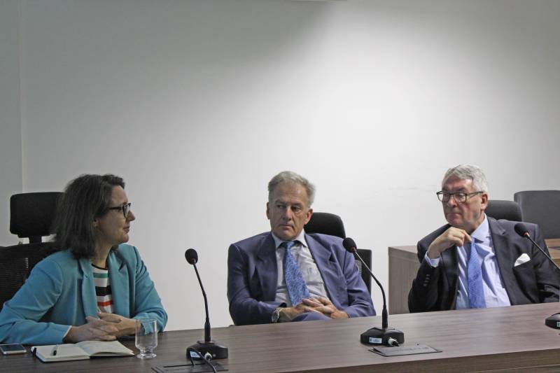 Para estreitar as relações entre o Brasil e a Bélgica, o embaixador belga Dirck Loncke (d) está no Pará e, na manhã desta quarta-feira (25), conheceu o Centro de Monitoramento Ambiental (Cimam) da Secretaria de Estado de Meio Ambiente e Sustentabilidade (Semas) do Estado do Pará. O embaixador veio acompanhado pelos adidos de Economia e Comércio das regiões de Flandres, Yves Lapère, Stefano Di Lusignano e André Villers. Além deles, o ministro conselheiro Hendrik Roggen, a conselheira da região de Valã, Maria Laura Maron-Pot e a coordenadora de Relações Internacionais do Governo do Pará, Larissa Chermont. Durante a visita, na sala de reuniões do Cimam, técnicos apresentaram o funcionamento do sistema de alerta do desmatamento. O diretor de Tecnologia da Informação, Cássio Rodrigues esclareceu detalhadamente a Agenda Verde do site da secretaria. Já a diretora de gestão florestal, Gabriela Rodrigues expôs e explicou o funcionamento das guias florestais e o gerente de monitoramento ambiental, Rodolfo Gadelha elucidou a Lista do Desmatamento Ilegal (LDI) do Estado do Pará.
FOTO: ASCOM / SEMAS
DATA: 25.04.2018
BELÉM - PARÁ <div class='credito_fotos'>Foto: ASCOM SEMAS | <a href='/midias/2018/originais/bda423e8-37ad-45a8-8c33-a830ead2abfa.jpg' download><i class='fa-solid fa-download'></i> Download</a></div>