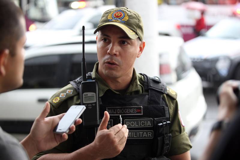 Na tarde de ontem, a Polícia Militar deflagrou a Operação “Polícia nas Ruas”, o que levou um reforço de policiamento a oito bairros da capital. A partir das 16h, cerca de 80 militares de diversos batalhões, subordinados ao Comando de Policiamento da Capital I (CPC I), atuaram no incremento da segurança em toda a área do 2º Batalhão de Polícia Militar (2º BPM). Na Operação foram utilizadas sete viaturas e 25 motocicletas que, segundo o major Diógenes Braga, subcomandante do 2º BPM e comandante da Operação, serviram para dar apoio direto aos policiais que foram divididos no policiamento a pé, em pontos estratégicos dos bairros. Na foto, o major Diógenes Braga, subcomandante do 2º BPM e comandante da Operação.
FOTO: THIAGO GOMES / AG. PARÁ
DATA: 05.05.2018
BELÉM - PARÁ <div class='credito_fotos'>Foto: Thiago Gomes /Ag. Pará | <a href='/midias/2018/originais/bda626d6-f254-46f1-9db0-c5597c85d1b2.jpg' download><i class='fa-solid fa-download'></i> Download</a></div>