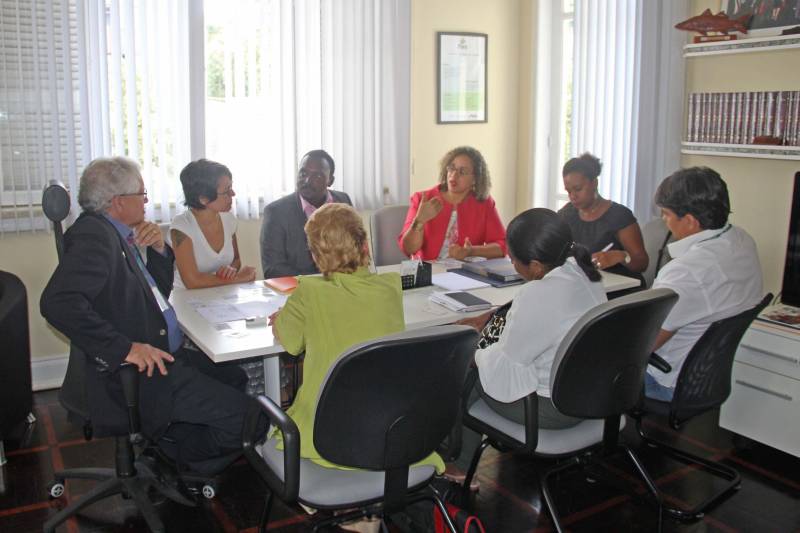 Representantes da Câmara de Comércio e Indústria da Guiana Francesa (CCI Guyane) foram recebidos, na manhã desta segunda-feira (23), pelo secretário de Estado de Turismo, Adenauer Góes, e corpo técnico da Setur. O encontro teve como principais objetivos fortalecer o ambiente de negócios no setor turístico, aumentar o fluxo de turistas e estreitar relações institucionais entre o Estado do Pará e o território ultramarino francês. “Esse é um primeiro contato que, certamente, vai impulsionar essas trocas para que possamos receber mais paraenses na Guiana Francesa. Colocamos tudo na mesa para estabelecer as melhores formas de fazer dessas trocas uma via de mão dupla e gerar novos negócios, assim como ações e projetos a serem postos em prática a médio e longo prazo”, explicou o presidente da Comissão de Turismo da CCI Guyane, Edmé Zulemaro.
FOTO: ASCOM / SETUR
DATA: 23.04.2018
BELÉM - PARÁ <div class='credito_fotos'>Foto: ASCOM SETUR | <a href='/midias/2018/originais/bdac6b68-5295-4b78-a0de-7f21ee9d60fb.jpg' download><i class='fa-solid fa-download'></i> Download</a></div>