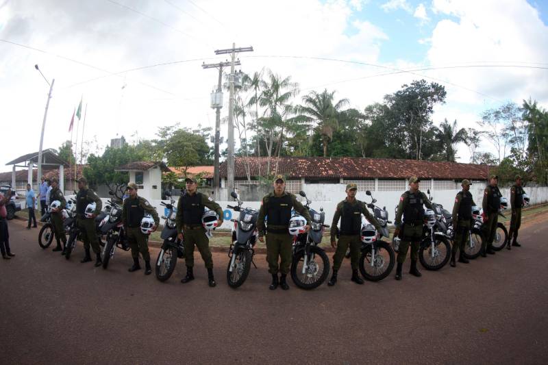 Os batalhões de Policiamento da PM de Barcarena (foto) e Abaetetuba, no Baixo Tocantins, receberam na tarde desta quinta-feira (21), 14 viaturas e 20 motocicletas para o reforço da segurança pública nas cidades. Os dois municípios pertencem ao Comando de Policiamento Regional IX, que realiza o policiamento em 10 municípios da região. O CPR IX também está formando 134 novos policias que deverão ser integrados ao policiamento no mês de julho. Participaram da entrega o comandante geral da PM, coronel Hilton Benigno, o presidente da Assembleia Legislativa do Pará (Alepa), deputado estadual Márcio Miranda e os deputados Ana Cunha e Celso Sabino. O coronel Hilton Benigno comentou que toda a frota de veículos da PM foi renovada. “A renovação traz melhores condições de trabalho ao policial”, afirmou.
FOTO: THIAGO GOMES / AG. PARÁ
DATA: 21.06.2018
BARCARENA - PARÁ <div class='credito_fotos'>Foto: Thiago Gomes /Ag. Pará | <a href='/midias/2018/originais/bdb0fd93-d737-48be-9bb3-059f50a48bd0.jpg' download><i class='fa-solid fa-download'></i> Download</a></div>