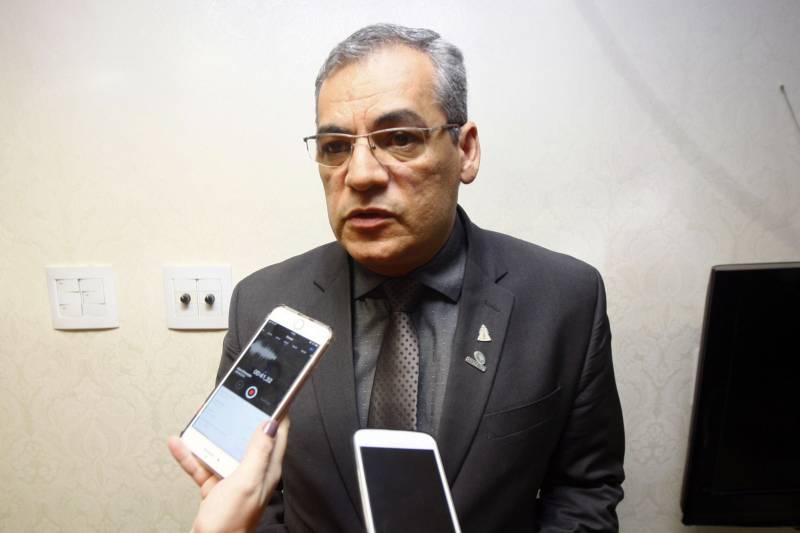 Uma comissão do Governo do Pará foi recebida, nesta segunda-feira (9), no Tribunal de Contas do Pará (TCE) pela presidente do órgão, Lourdes Lima e por um grupo de conselheiros para fazer a entrega do Balanço Geral do Estado (BGE), documento com os resultados alcançados durante o exercício de 2017 pelo Estado. Ao TCE ficará a missão de analisar e emitir um parecer sobre os dados do relatório, que em seguida, será apreciado e passará por aprovação da Assembleia Legislativa do Pará (Alepa). O Balanço retrata a execução orçamentária, financeira e patrimonial do Estado, englobando 87 órgãos e entidades da Administração Direta, Autarquias, Fundações, Fundos e Empresas Estatais que compõem os orçamentos: Fiscal, da Seguridade Social e de Investimentos. No montante, o Estado obteve um resultado orçamentário positivo no valor de R$ 590 milhões, resultado da realização de receita no montante de R$ 23,123 bilhões e da execução da despesa, no total de R$ 22,533 bilhões. Na foto, o titular da Auditoria Geral do Estado (AGE), Roberto Amoras.
FOTO: THIAGO GOMES / AG. PARÁ
DATA: 09.04.2018
BELÉM - PARÁ <div class='credito_fotos'>Foto: Thiago Gomes /Ag. Pará | <a href='/midias/2018/originais/bdb4c40b-0d34-4bde-a783-1f9a2ceafe1b.jpg' download><i class='fa-solid fa-download'></i> Download</a></div>