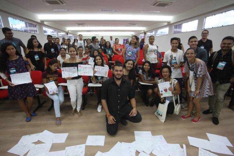 A terceira edição do Publicom – Encontro de Comunicação do Pará deste ano, realizada no município de Breves, no arquipelágo do Marajó, superou as expectativas de público. Com a presença de estudantes de ensino médio, comunicadores, representantes de órgãos públicos e instituições do Marajó, foram registradas cerca de 350 inscrições, com destaque para participação de moradores de Portel, Curralinho e Anajás. Durante a programação do evento realizado pelo Governo do Estado, por meio da Secretaria de Estado de Comunicação (Secom), nos dias 17 e 18, houve trocas de experiências e debates sobre cerimonial, design, mídia e feminicídio, direitos de crianças e adolescentes, credibilidade da informação. Os livros arrecadados no credenciamento – um total de 170 exemplares - serão doados ao Hospital Público Regional do Marajó. Na foto, oficina i “Design para quem não é designer” com o publicitário Filipe Almeida.
FOTO: MARCELO LELIS / AG. PARÁ
DATA: 18.05.2018
BELÉM - PARÁ <div class='credito_fotos'>Foto: Marcelo Lelis / Ag. Pará | <a href='/midias/2018/originais/bdb85d1c-61bd-4484-b500-e943954bc295.jpg' download><i class='fa-solid fa-download'></i> Download</a></div>