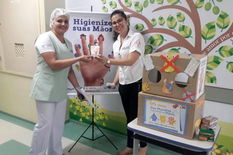 Nesta sexta-feira, 5, é comemorado o Dia Mundial de Higiene das Mãos. Para comemorar a data, várias instituições ligadas à saúde no Estado estão realizando ações para lembrar a importância deste gesto simples. A Unidade de Alta Complexidade em Oncologia Dr. Vítor Moutinho (Unacon), em Tucuruí, no sudeste paraense, iniciou campanha para maior conscientização da importância da higiene correta das mãos, que ainda é a medida mais simples e que garante proteção aos profissionais da saúde, pacientes e seus acompanhantes contra vários tipos de doenças.
FOTO: ASCOM UNACON
DATA: 05.05.2017
TUCURUÍ - PARÁ <div class='credito_fotos'>Foto: Ascom Unacon | <a href='/midias/2018/originais/bdbaa760-6eb4-47f3-826f-848a50e52b63.jpg' download><i class='fa-solid fa-download'></i> Download</a></div>