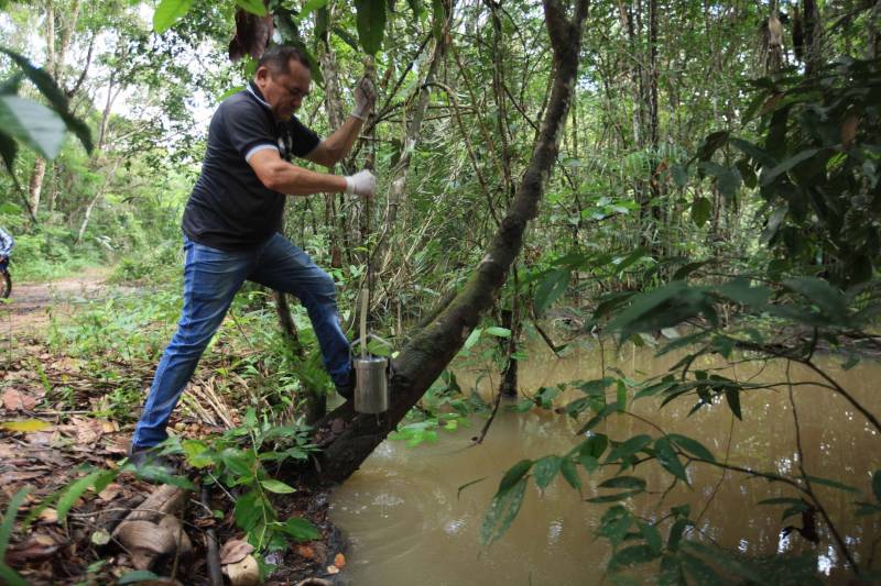 As ações do governo do Estado são imediatas no município de Barcarena, mais especificamente nas comunidades Bom Futuro e Vila Nova, localizadas na área das bacias de rejeitos da Hydro. A primeira medida é a coleta da água dos poços artesianos, para verificar se está própria para o consumo humano. Nesta sexta-feira (23), técnicos do Laboratório Central do Estado (Lacen) começaram o trabalho, que faz parte do conjunto de ações do grupo de trabalho montado pelo governo depois que o Instituto Evandro Chagas confirmou a contaminação da área.
FOTO: MÁCIO FERREIRA / AG. PARÁ
DATA: 23.02.2018
BARCARENA - PARÁ <div class='credito_fotos'>Foto: MÁCIO FERREIRA/ AG. PARÁ | <a href='/midias/2018/originais/bdc2c630-b2fc-448c-a664-e36a53b62a7d.jpg' download><i class='fa-solid fa-download'></i> Download</a></div>