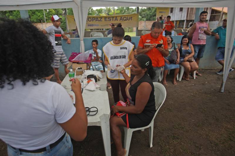 Aos 22 anos, Cláudio Cardoso está desempregado e procura um trabalho para sustentar o filho. Neste domingo (11) ele aproveitou a presença da Caravana Pro Paz no município de Barcarena, distante 15 quilômetros da capital, para retirar seus documentos e até aproveitou para cortar os cabelos. Na segunda-feira (12) pretende sair em busca de um emprego. Ele é um dos mil beneficiados pelos atendimentos feitos na cidade pela Caravana Pro Paz, uma ação do Governo do Pará, que busca garantir o acesso da população mais carente a serviços de atenção às necessidades básicas do cidadão, como atendimentos médicos, exames, vacinação, entre outros, com ações de mobilização em diversas regiões e municípios, a fim de fortalecer a cidadania paraense. “Os documentos e aparências são muito importantes para conseguir um trabalho, por isso estou aproveitando para fazer tudo para na segunda-feira continuar procurando emprego”, comentou Claudio. Ele está separado e quer encontrar um trabalho para sustentar o filho. A Caravana Pro Paz está iniciando os trabalhos em 2018 por Barcarena, nas comunidades de Vila Nova, Bom futuro e Burajuba afetadas pelo transbordamento de rejeitos da Hydro Alunorte, no início deste mês. Os serviços de retirada de documentos (Certidão de Nascimento, RG, Registro Social, ID Jovem), atendimento médico (pediatria, ginecologia e clínica geral), consulta jurídica, exames vacinas e cortes de cabelo foram ofertados em parceria com a Prefeitura do município.
FOTO: IGOR BRANDÃO / AG PARÁ
11.03.2018
BARCARENA - PARÁ <div class='credito_fotos'>Foto: IGOR BRANDÃO / AG. PARÁ | <a href='/midias/2018/originais/bdccae25-c966-4612-8df3-342a7ecf42b8.jpg' download><i class='fa-solid fa-download'></i> Download</a></div>