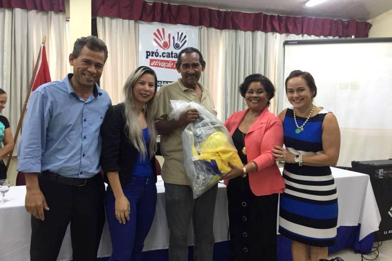Nesta quinta-feira (8) foram entregues os certificados do curso de “Capacitação em economia solidária, cooperativismo, autogestão, cadeia produtiva de resíduos e informática” para catadores de materiais recicláveis da rede CentPará. Eles receberam, ainda, kits de equipamentos de proteção individual (EPIs).
FOTO: ASCOM SEASTER
DATA: 08.02.2018
BELÉM - PARÁ <div class='credito_fotos'>Foto: Ascom Seaster | <a href='/midias/2018/originais/bdccf21d-71e1-4e8d-a13d-6dabc59253a1.jpg' download><i class='fa-solid fa-download'></i> Download</a></div>