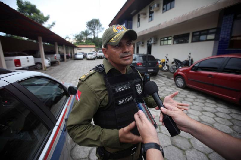 No início da tarde de hoje (30), depois de receber informações do Serviço 181, guarnições do subcomando do 6º Batalhão da Polícia Militar (6º BPM), juntamente a equipes do Disque Denúncia e da área de inteligência da Polícia Militar, com o apoio do Grupamento Aéreo da Secretaria de Segurança Pública e Defesa Social (Segup), foram averiguar em uma área de mata do bairro Curuçambá, em Ananindeua, a presença de dois homens suspeitos de participação no homicídio da cabo Maria de Fátima Cardoso dos Santos, ocorrido na tarde de ontem. No momento das incursões, os militares foram recebidos a tiros pelos dois homens e dispararam contra a dupla. João Victor dos Santos Magalhães, conhecido como Vitinho, foi atingindo e socorrido à UPA da Cidade Nova, mas não resistiu. O outro suspeito conseguiu escapar. Com Victor foi encontrada a pistola.40, arma pertencente à policial assassinada e que foi roubada na ocasião. Na foto, major Josimar.
FOTO: THIAGO GOMES / AG. PARÁ
DATA: 30.04.2018
BELÉM - PARÁ <div class='credito_fotos'>Foto: Thiago Gomes /Ag. Pará | <a href='/midias/2018/originais/bdcf045b-7cd8-40d1-8bb5-b7f1cc24b05e.jpg' download><i class='fa-solid fa-download'></i> Download</a></div>