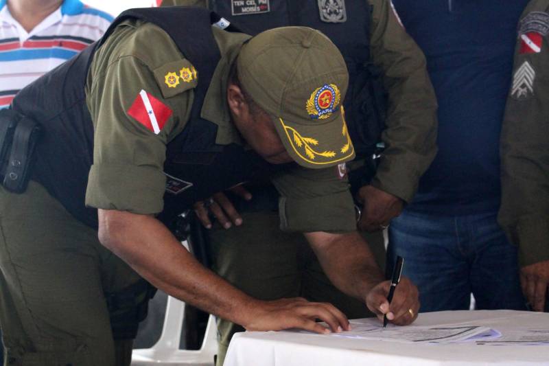 A segunda assinatura foi do Termo de Cooperação Técnica entre a Prefeitura e a Polícia Militar, para reforma do prédio do 84º Pelotão Destacado de Rio Maria/17º BPM. A obra dará mais comodidade aos policiais que trabalham no município. “Os policiais, principalmente os que trabalham no interior, passam mais tempo no quartel que na própria casa. Pra gente é uma satisfação imensa ter nosso batalhão reformado”, disse o comandante Regional da PM, coronel Paulo Pedra (foto).
FOTO: ANTONIO MACEDO / DIVULGAÇÃO
DATA: 12.05.2018
RIO MARIA - PARÁ <div class='credito_fotos'>Foto: ANTONIO MACEDO / DIVULGAÇÃO | <a href='/midias/2018/originais/bddb958c-dbea-4c7a-9c4e-48f767a14b44.jpg' download><i class='fa-solid fa-download'></i> Download</a></div>
